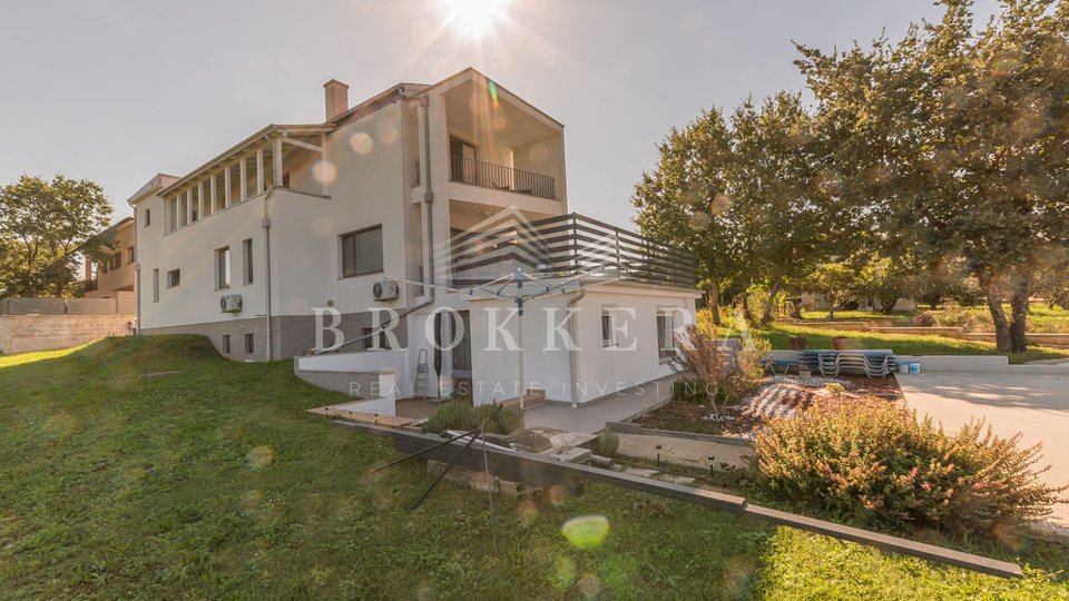 HOUSE WITH MULTIPLE RESIDENTIAL UNITS IN POREČ, 550 m2