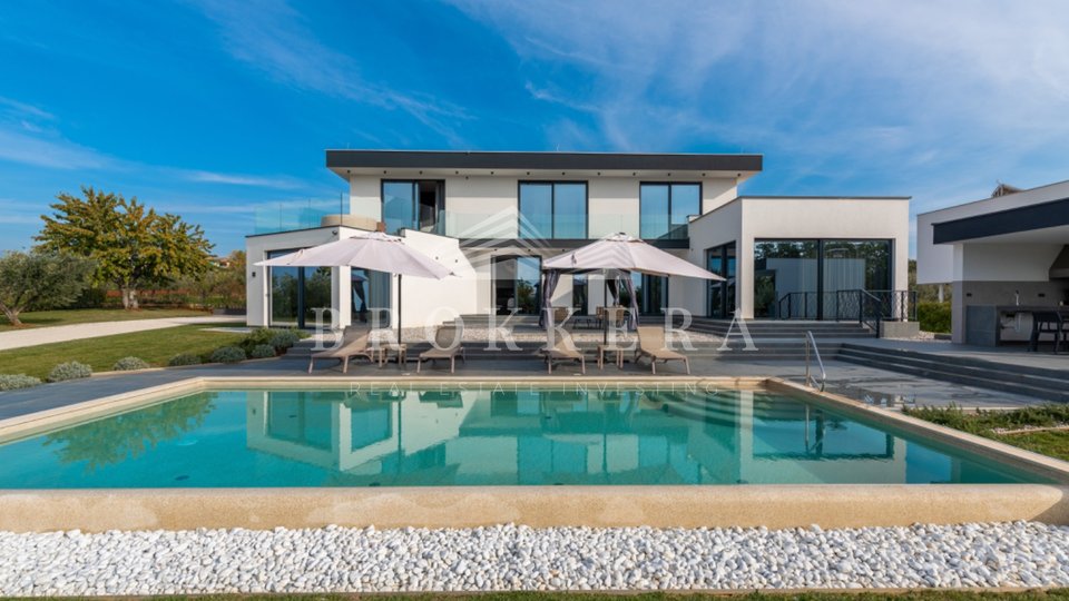 VILLA CON PISCINA, KAŠTELIR, 306 m2