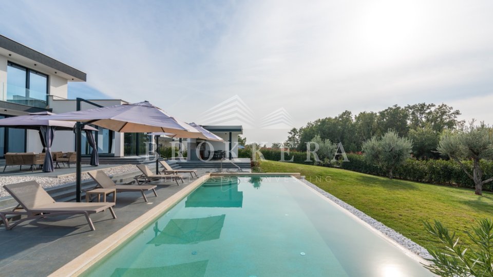 VILLA CON PISCINA, KAŠTELIR, 306 m2