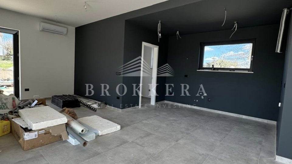 PRIZEMNICA S BAZENOM, 130 m2