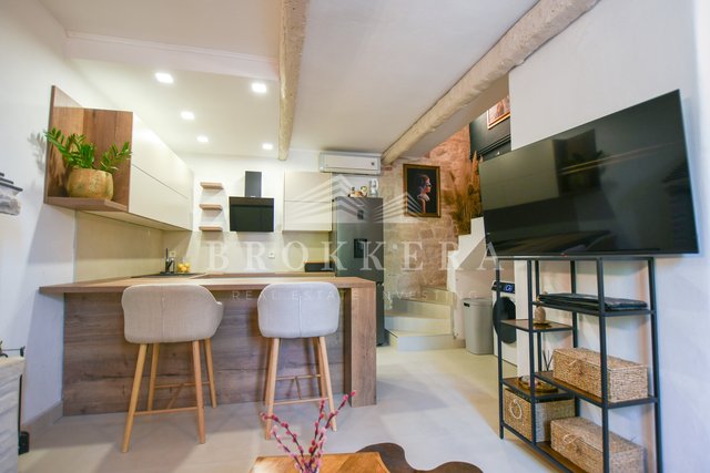 BEAUTIFUL TWO-FLOOR APARTMENT IN THE CENTER OF POREČ, 46 m2