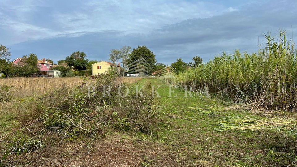 BAUGRUNDSTÜCK IN DER NÄHE VON POREČ, 750 m2