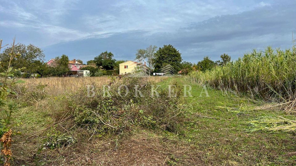 GRAĐEVINSKO ZEMLJIŠTE U BLIZINI POREČA, 750 m2