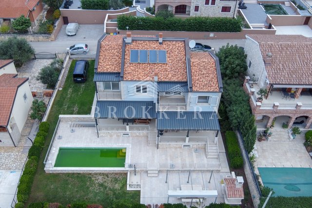 CASA CON QUATTRO APPARTAMENTI A KAŠTELIR, 312 m2