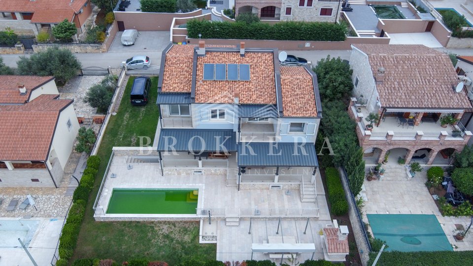 CASA CON QUATTRO APPARTAMENTI A KAŠTELIR, 312 m2