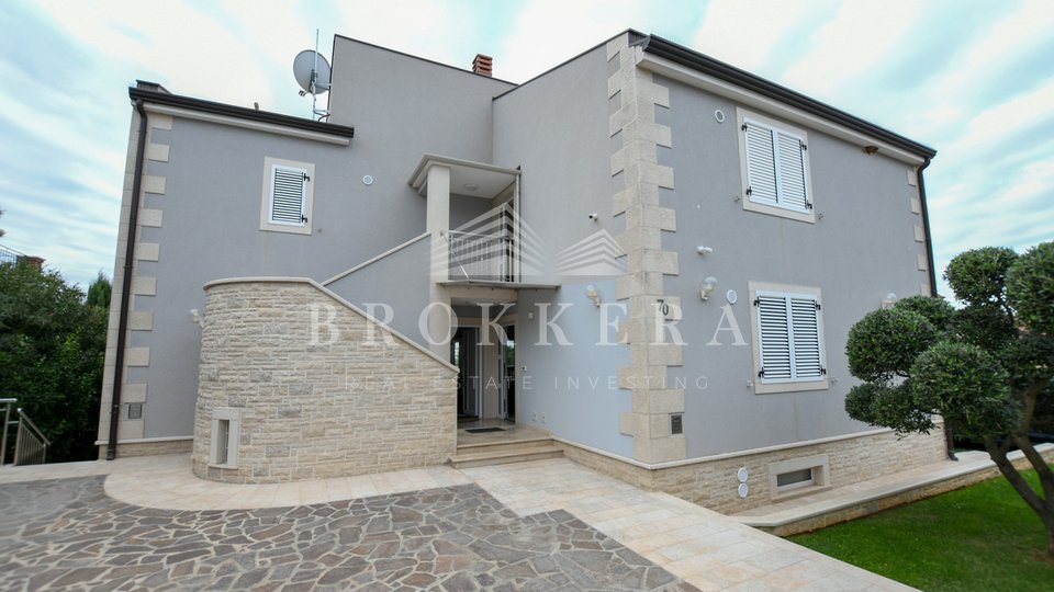 HOUSE WITH FOUR APARTMENTS IN KAŠTELIR, 312 m2