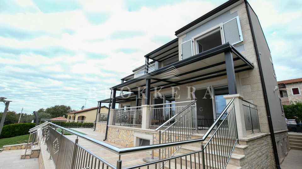 HOUSE WITH FOUR APARTMENTS IN KAŠTELIR, 312 m2