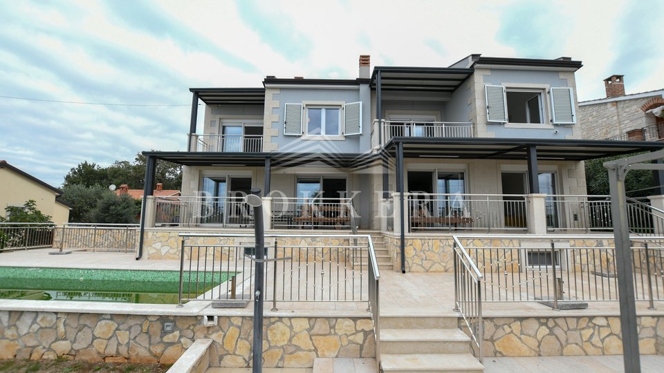 HOUSE WITH FOUR APARTMENTS IN KAŠTELIR, 312 m2