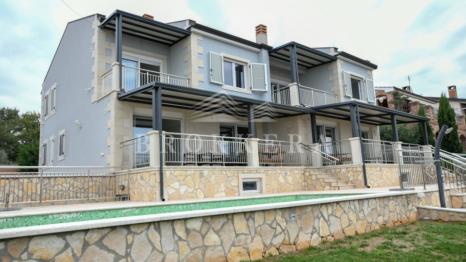 HAUS MIT VIER WOHNUNGEN IN KAŠTELIR, 312 m2