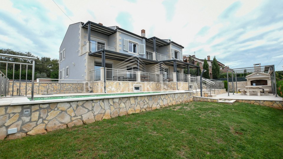 CASA CON QUATTRO APPARTAMENTI A KAŠTELIR, 312 m2