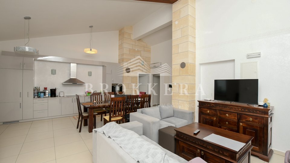 CASA CON QUATTRO APPARTAMENTI A KAŠTELIR, 312 m2